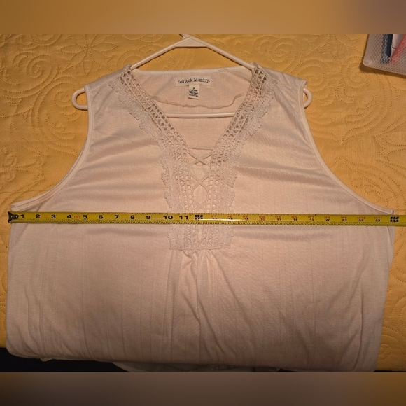 New York Laundry white v-neck tank top, size 3X - Picture 4 of 4